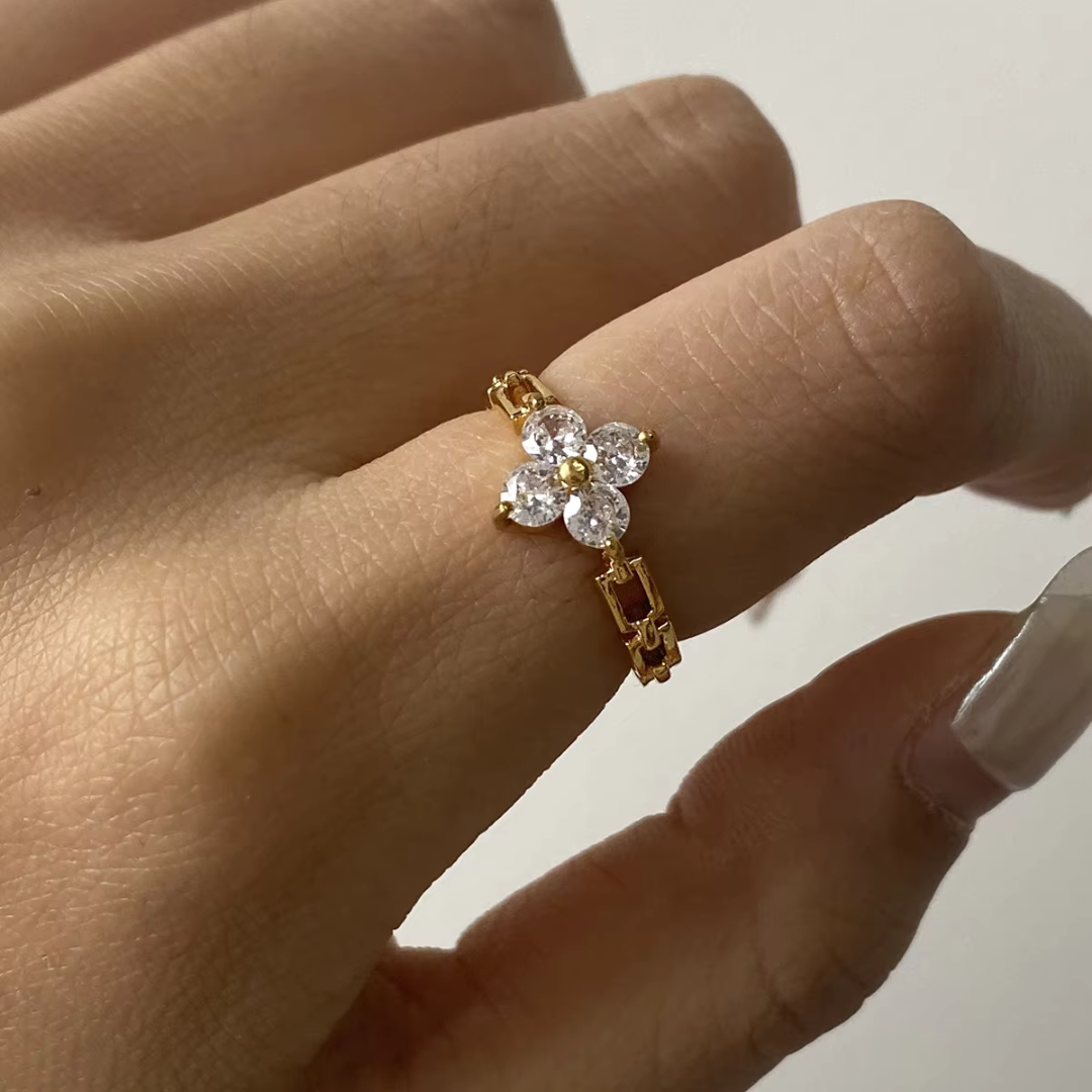 Clover Ring